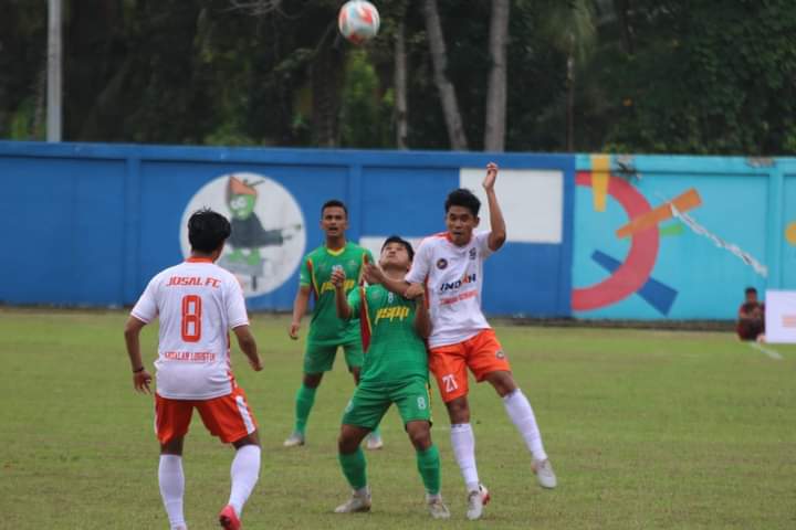 Pemain Josal FC (kostum putih) saat berebut bola dengan pemain PSPP di laga perdana Liga 3 PSSI Sumbar, Sabtu (9/12/1/2023) petang dilapangan GOR Durian Gadang Sungai Sariak, Kab Padang Pariaman.